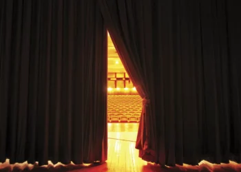 Contrabando inspira peça que assinala os 20 anos de ESTE