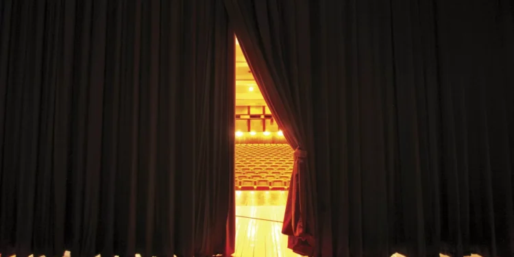 Contrabando inspira peça que assinala os 20 anos de ESTE