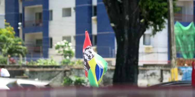 “Desmistificando a política: uma abordagem positiva e imparcial”