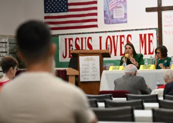 Cidade fronteiriça de Yuma dividida por imigração e cartazes vandalizados