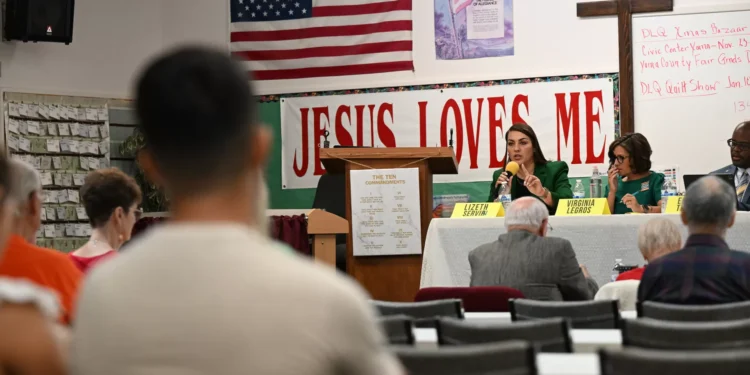 Cidade fronteiriça de Yuma dividida por imigração e cartazes vandalizados