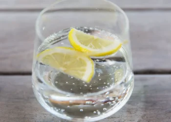 Afinal, a água com gás é ou não saudável? Dietista esclarece