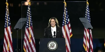 Kamala Harris apresenta ‘alegações finais’ em comício e acusa Trump de querer ‘poder sem controle’