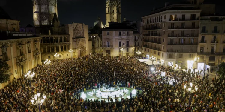 Milhares na rua em Valência para pedir demissão de Mazón