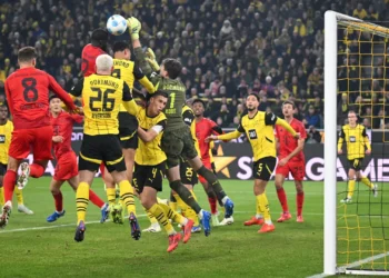 Borussia Dortmund ‘trava’ Bayern Munique e anima luta pelo pódio
