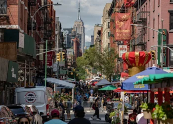 Atividade do setor de serviços dos EUA acelera e atinge maior nível em mais de 2 anos