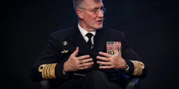 Marcelo condecora Gouveia e Melo