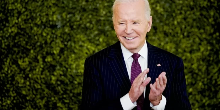 Biden concede perdão a 1.500 indivíduos que cometeram crimes não violentos