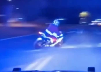 “Trenó na oficina”. Pai Natal motard a 193km/h consegue fugir à polícia