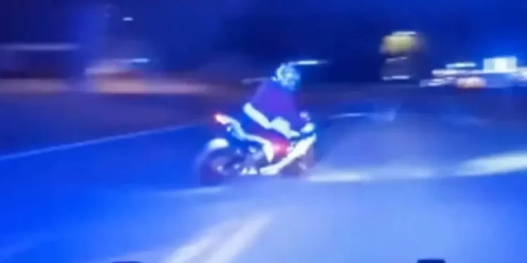 “Trenó na oficina”. Pai Natal motard a 193km/h consegue fugir à polícia