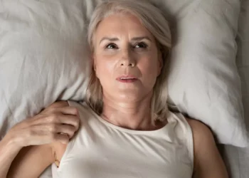 Menopausa. Obstetra deixa conselhos para descansar bem à noite