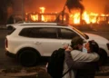 Número de mortos em Los Angeles sobe para 10. Incêndios estão a devorar milhares de casas