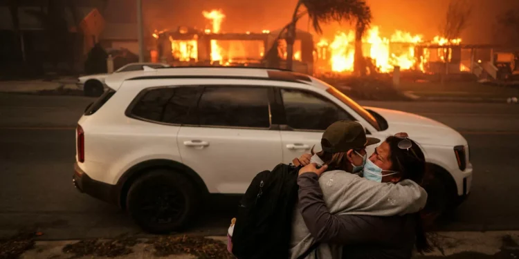 Número de mortos em Los Angeles sobe para 10. Incêndios estão a devorar milhares de casas