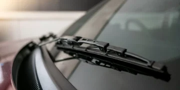 Se quer retirar autocolantes do para-brisas só precisa de três coisas