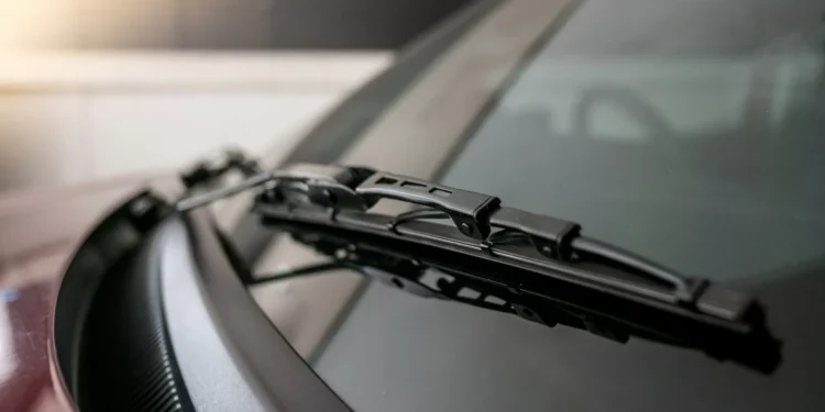 Se quer retirar autocolantes do para-brisas só precisa de três coisas