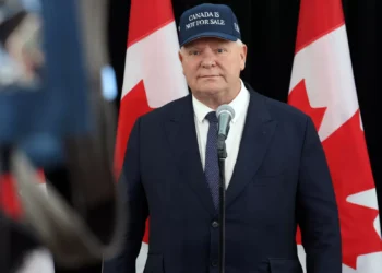 ‘O Canadá não está à venda’. Boné usado por Doug Ford faz frente a Trump