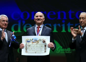 Presidente da República condecora festival literário Correntes d’Escritas