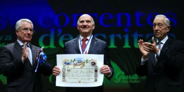 Presidente da República condecora festival literário Correntes d’Escritas