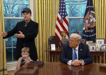 Musk exige que funcionários federais justifiquem empregos e ameaça demissão