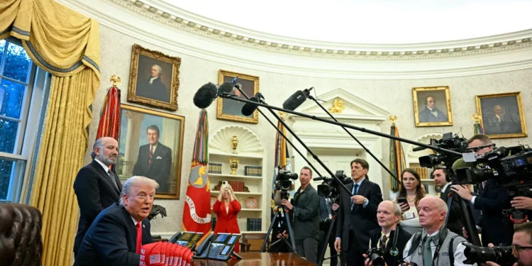 AP, Bloomberg e Reuters criticam Casa Branca por restringir acesso a Trump