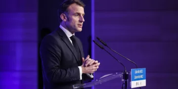 Futuro da Europa “não está na vassalagem feliz” a Trump, alerta Macron