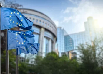 Bruxelas inicia na 3.ª feira diálogo com indústria siderúrgica na UE