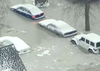 Cano rebenta e submerge partes de Detroit em água gelada. Veja o vídeo