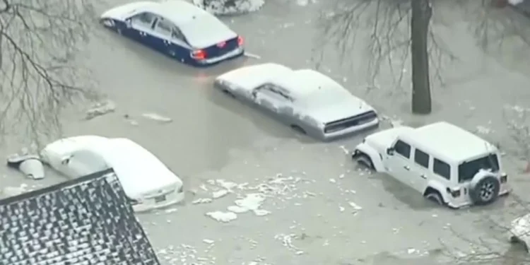 Cano rebenta e submerge partes de Detroit em água gelada. Veja o vídeo