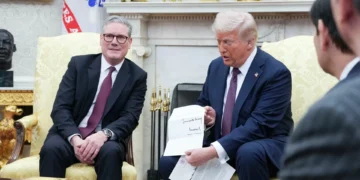 Trump aceita convite inédito do rei de Inglaterra britânica para segunda visita