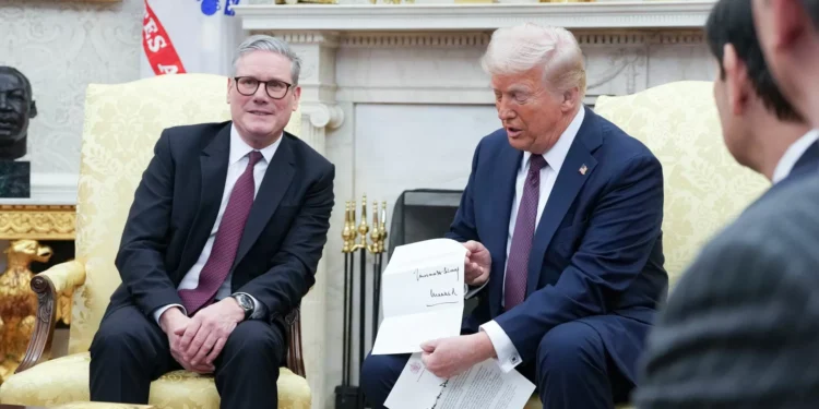 Trump aceita convite inédito do rei de Inglaterra britânica para segunda visita