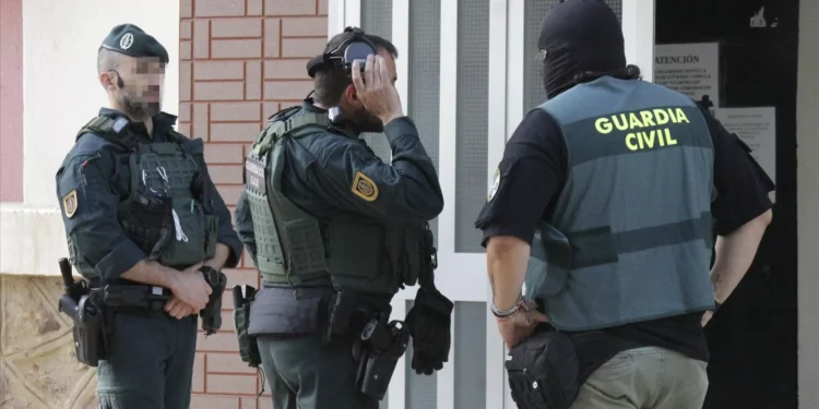 Detido homem que ameaçava matar “tantas pessoas quanto possível” com bombas em escolas