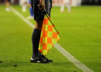 Criança morde testículos de árbitro e jogo é cancelado na Alemanha