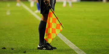 Criança morde testículos de árbitro e jogo é cancelado na Alemanha