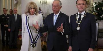 Marcelo condecora Macron com Ordem da Liberdade e saem de Belém de mãos dadas