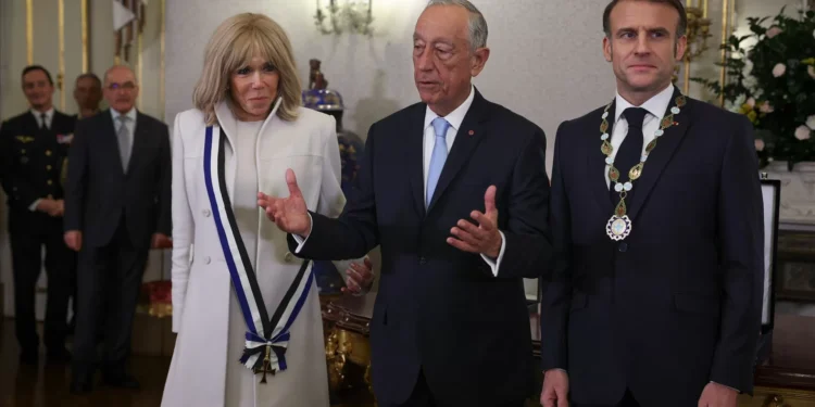 Marcelo condecora Macron com Ordem da Liberdade e saem de Belém de mãos dadas