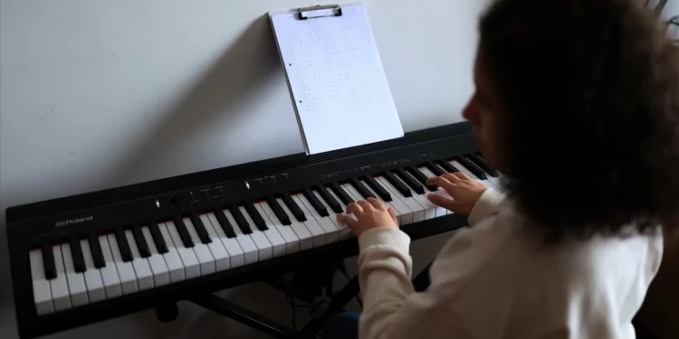 Mariana é cega, toca piano, anda de bicicleta e sorri à procura da normalidade