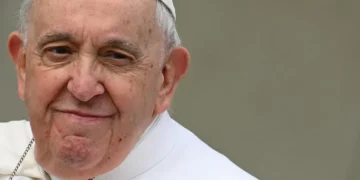 Estado de saúde do papa Francisco segue ‘crítico’, anuncia Vaticano