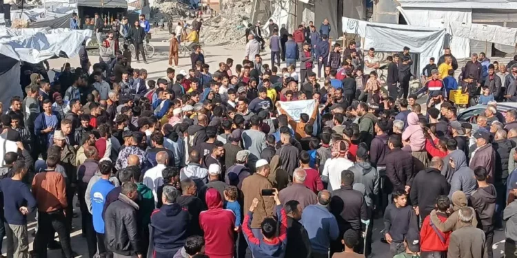 Centenas de palestinos protestam contra o Hamas no norte de Gaza