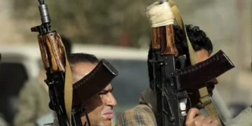 Rebeldes houthis do Iêmen ameaçam responder após bombardeios americanos