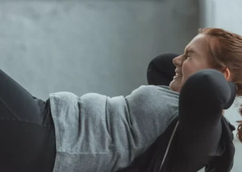 Será que fazer abdominais ajuda mesmo a perder gordura?