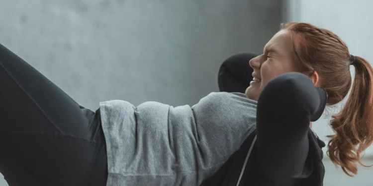 Será que fazer abdominais ajuda mesmo a perder gordura?