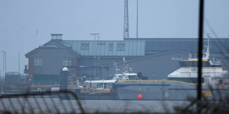 Um dos tripulantes de cargueiro português que colidiu com petroleiro continua desparecido