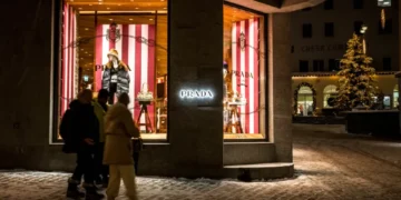 Marca Prada está perto de comprar a Versace