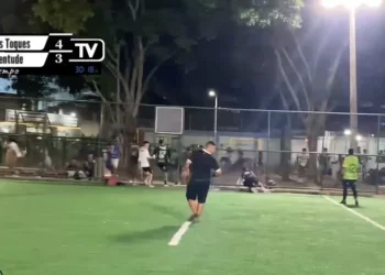 Homem é morto e outro é baleado em ataque a tiros em campo de futebol no RJ