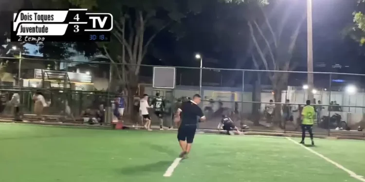 Homem é morto e outro é baleado em ataque a tiros em campo de futebol no RJ