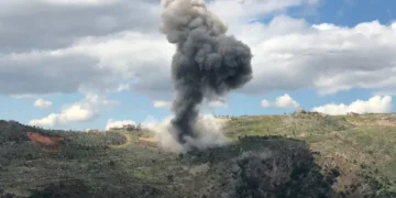 Israel lança ataques aéreos contra alvos do Hezbollah no sul do Líbano em resposta ao disparo de foguetes