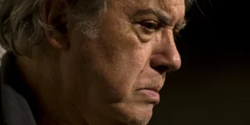 Virgílio Castelo em palco, no Porto, com peça “Sul” sobre migrações