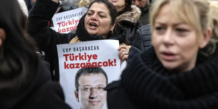 Turquia em ebulição. Polícia detém autarca de Istambul e principal rival de Erdogan