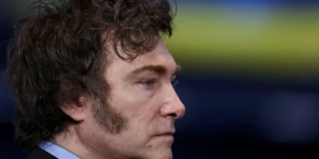 Milei admite usar botão silenciador de jornalistas em conferências de imprensa