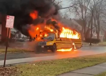 Motorista salva 15 crianças de autocarro escolar em chamas nos EUA. Veja
